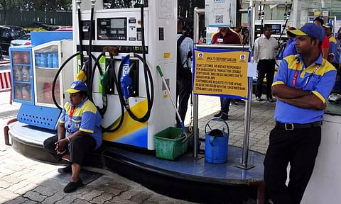 டெல்லியில் பழைய வாகனங்களுக்கு இன்று முதல் பெட்ரோல், டீசல் விற்பனை செய்ய தடை