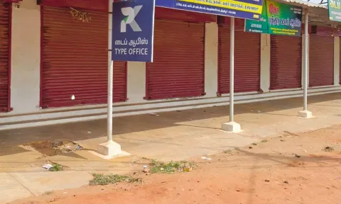 பாறைக்குழியில் குப்பைகள் கொட்டுவதை கண்டித்து திருப்பூர் பகுதியில் கடைகள் அடைப்பு