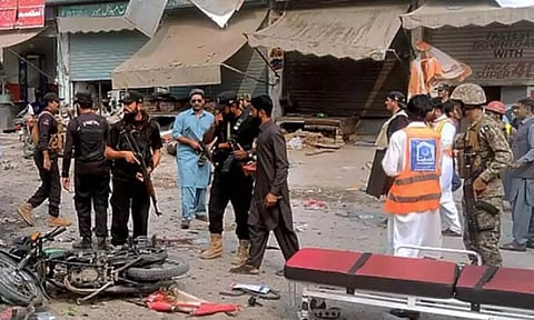 பாகிஸ்தானில் குண்டு வெடிப்பு: அசிஸ்டண்ட் கமிஷனர் உள்பட 5 பேர் பலி