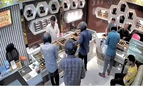 VIDEO: பட்டப்பகலில் துப்பாக்கியை காட்டி நகைக்கடையில் கொள்ளையடித்த திருடர்கள்