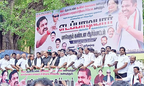 கும்பகோணம் மாநகராட்சியின் நிர்வாக சீர்கேட்டை கண்டித்து அ.தி.மு.க. சார்பில் ஆர்ப்பாட்டம்