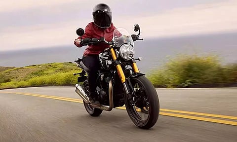 பைக் வாங்குவோருக்கு இலவச அக்சஸரீஸ் வழங்கும் நிறுவனம் - வெளியான அறிவிப்பு