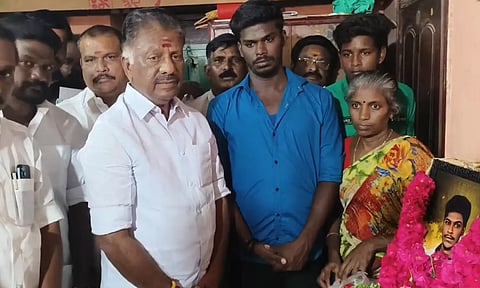 அஜித்குமார் வீட்டிற்கு நேரில் சென்று ஆறுதல் தெரிவித்த ஓ.பி.எஸ்.