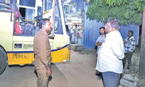 திடீர் ஆய்வில் ஈடுபட்ட அமைச்சர் சிவசங்கரை யார் என்று கேட்ட அரசு பஸ் டிரைவர், கண்டக்டர்
