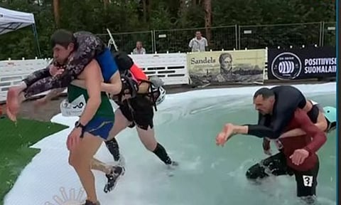 பின்லாந்தில் நடைபெற்ற மனைவிகளை கணவர்கள் சுமந்து செல்லும் வித்தியாசமான போட்டி