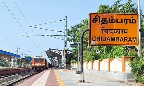 பள்ளி வேன் மீது ரெயில் மோதிய விபத்து எதிரொலி - ரெயில்கள் நடுவழியில் நிறுத்தம்