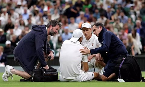 விம்பிள்டன் டென்னிஸ்: காயத்தால் வெளியேறிய டிமிட்ரோ- தோல்வியில் இருந்து தப்பிய சின்னர்