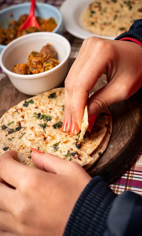 உடல் எடையை குறைக்க இரவு சாப்பிட சரியான நேரம் 7 மணியா? 9 மணியா?