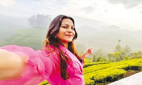 கேரள மாநிலம் மூணாறு பகுதியில் ஜோதி மல்கோத்ரா செல்பி எடுத்துக்கொண்ட காட்சி.