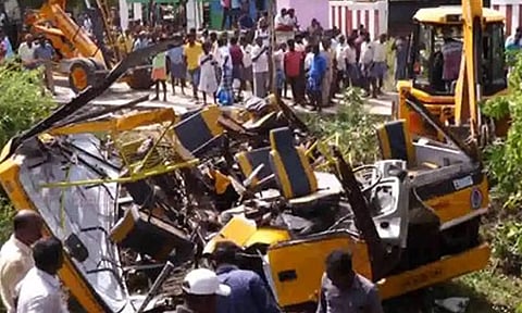 விபத்து நடந்த போது ரெயில்வே கேட் மூடப்படவில்லை- நேரில் பார்த்த பயணி அதிர்ச்சி தகவல்