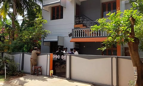 கொலை நடந்த வீட்டில் போலீசார் விசாரணை நடத்திய காட்சி.