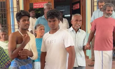 கடலூர் அரசு மருத்துவமனையில் இருந்து காயம் அடைந்த விஷ்வேசை வீட்டிற்கு அழைத்து சென்ற காட்சி.