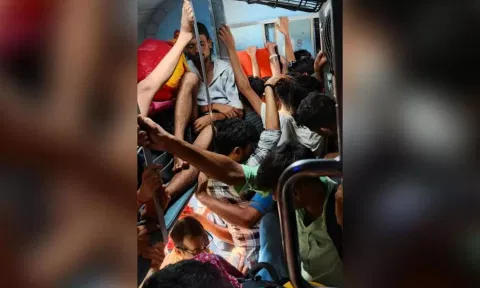 டிக்கெட் எடுக்காமல் ரெயிலின் ஸ்லீப்பர் பெட்டியில் பயணிக்கும் பொதுமக்கள் - பயணி புகார்