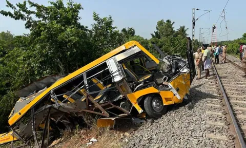 ரெயில்வே அதிகாரிகள் நள்ளிரவில் ரெய்டு: தூங்கிக் கொண்டிருந்த 2 கேட் கீப்பர்கள் சஸ்பெண்ட்..!