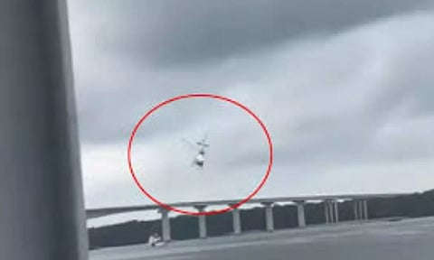 மலேசிய ஆற்றில் பாய்ந்து விபத்துக்குள்ளான போலீஸ் ஹெலிகாப்டர் - திடுக் வீடியோ