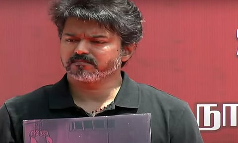 கருப்பு உடையில் வந்த விஜய் - த.வெ.க. போராட்டம் தொடங்கியது