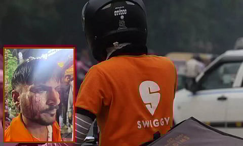 VIDEO: சிக்னலில் நின்றதற்காக உணவு டெலிவரி ஊழியரை கொடூரமாக தாக்கிய வாலிபர்கள்