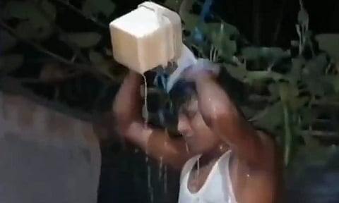 கிடைத்தது விடுதலை... பாலில் குளித்து விவாகரத்தை கொண்டாடிய நபர்..!