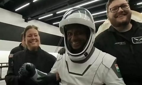 டிராகன் விண்கலத்தில் இருந்து சிரித்தபடியே வெளியே வந்த சுபான்ஷு சுக்லா