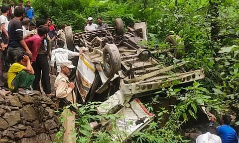 பள்ளத்தாக்கில் பஸ் கவிழ்ந்து 5 பேர் பலி - 17 பேர் படுகாயம்