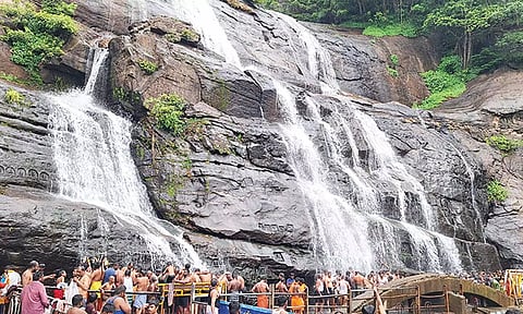 மேற்குதொடர்ச்சி மலைப்பகுதிகளில் சாரல் மழை: குற்றால அருவிகளுக்கு நீர்வரத்து அதிகரிப்பு