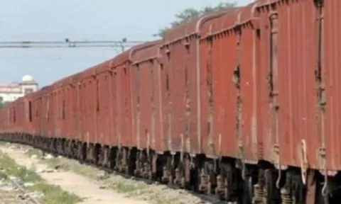 பயணிகள் ரெயில் கட்டண உயர்வை தொடர்ந்து சரக்கு ரெயிலுக்கான சேவை கட்டணமும் உயருகிறது