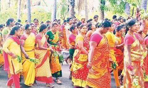 ஆடி முதல் வெள்ளிக்கிழமை - இருக்கன்குடி மாரியம்மன் கோவிலில் பக்தர்கள் சாமி தரிசனம்