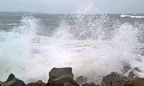 வங்கக்கடலில் 24-ந்தேதி புதிய புயல் சின்னம் உருவாகிறது - வானிலை ஆய்வு மையம்