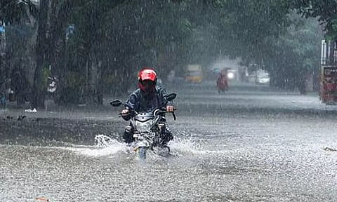 சென்னை மற்றும் சுற்றுவட்டார பகுதிகளில் காற்றுடன் கூடிய கனமழை