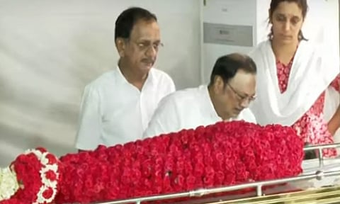 மு.க.முத்து உடலுக்கு கண்ணீர் மல்க அஞ்சலி செலுத்திய மு.க.அழகிரி