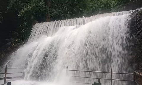 சுருளி அருவியில் வெள்ளப்பெருக்கு ஏற்பட்டதால் சுற்றுலா பயணிகளுக்கு தடை விதிக்கப்பட்டது.