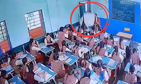 ம.பி. அரசுப் பள்ளி வகுப்பறையில் திடீரென இடிந்து விழுந்த  மேற்கூரை.. அதிர்ச்சி வீடியோ