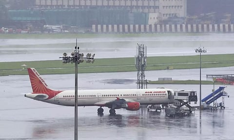விமான நிலையத்தின் ஓடுபாதையை விட்டு விலகிச் சென்ற ஏர் இந்தியா விமானம்..