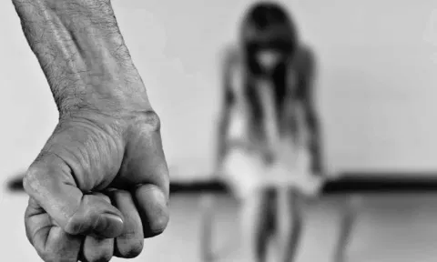 சாலையில் சென்ற சிறுமியை கடத்தி, நண்பர்களுடன் கூட்டுப் பாலியல் வன்கொடுமை செய்த ஹாக்கி பயிற்சியாளர்