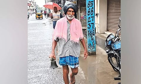 மணி அடித்தால் மட்டுமே கடைகள் திறக்க வேண்டும்- ஆந்திராவில் வினோத பழக்கம்