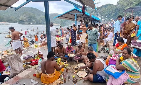 ஆடி அமாவாசையையொட்டி இன்று ஒகேனக்கல் காவிரி ஆற்றில் முன்னோர்களுக்கு தர்ப்பணம்