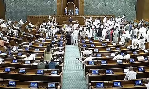 எதிர்க்கட்சிகளின் கடும் அமளியால் மக்களவை மதியம் 2 மணிவரை ஒத்திவைப்பு