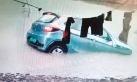 'கூகுள் மேப்' காட்டிய பாதையில் சென்ற கார் குளத்தில் பாய்ந்தது - அதிர்ஷ்டவசமாக உயிர் தப்பிய தம்பதி