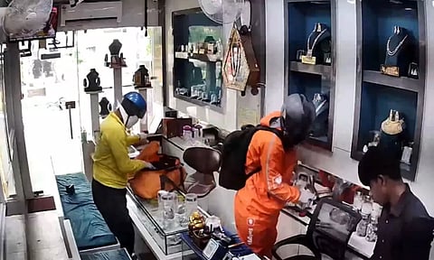 டெலிவரி ஊழியர்கள் போல் வேடமிட்டு பட்டப்பகலில் நகைக்கடையில் கொள்ளை - அதிர்ச்சி வீடியோ