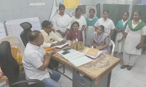 ஆஸ்பத்திரி ஊழியர்களிடம் அதிகாரிகள் விசாரணை நடத்திய காட்சி.