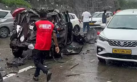 மும்பை-புனே விரைவுச் சாலையில் 20 வாகனங்கள் மீதி லாரி மோதி பயங்கர விபத்து