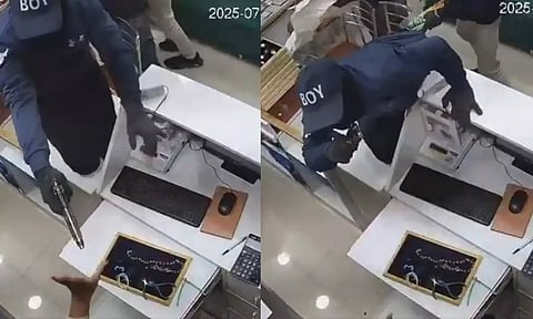 பெங்களூருவில் முகமூடி அணிந்து துப்பாக்கி முனையில் நகை கடையில் கொள்ளை- மர்ம நபர்களுக்கு வலைவீச்சு