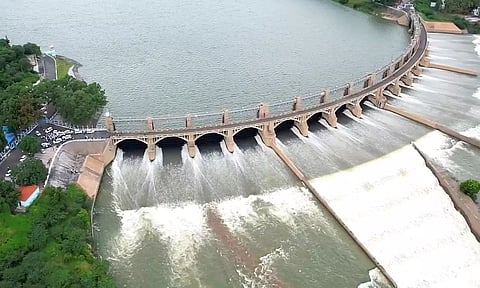 மேட்டூர் அணை 16 கண் மதகு வழியாக காவிரி ஆற்றில் தண்ணீர் வெளியேற்றப்படும் காட்சி.