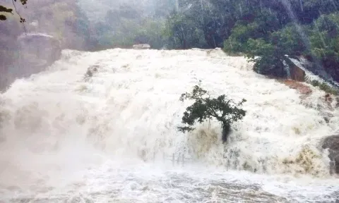 பஞ்சலிங்க அருவியை மூழ்கடித்த காட்டாற்று வெள்ளம்.