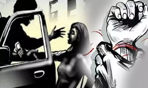 ஓடும் காரில் தொடர்ச்சியாக பாலியல் வன்கொடுமை.. சாலையோரம் தூக்கி வீசப்பட்ட இளம்பெண்