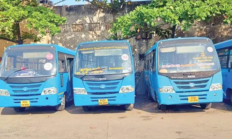 பணி நிரந்தரம் கோரி ஊழியர்கள் வேலை நிறுத்தம்: புதுச்சேரியில் அரசு பஸ்கள் ஓடவில்லை