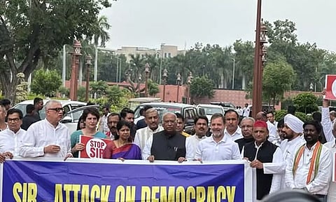 பீகார் வாக்காளர் பட்டியல் திருத்தத்துக்கு எதிர்ப்பு- பாராளுமன்ற வளாகத்தில் எதிர்க்கட்சிகள் போராட்டம்