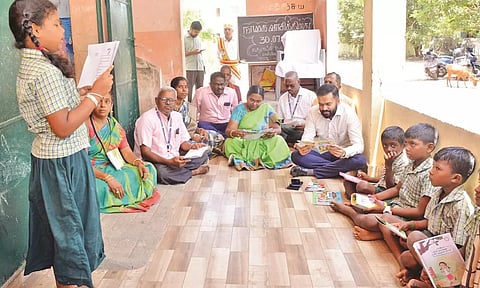 'நாகை வாசிக்கிறது' இயக்கத்தை தொடங்கி வைத்து, மாணவர்களுடன் அமர்ந்து புத்தகம் படித்த கலெக்டர் ஆகாஷ்