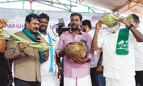 சாராய ஆலை அதிபர்கள் நலனுக்காக கள் இறக்க தடை விதிக்கப்பட்டுள்ளது- சீமான்