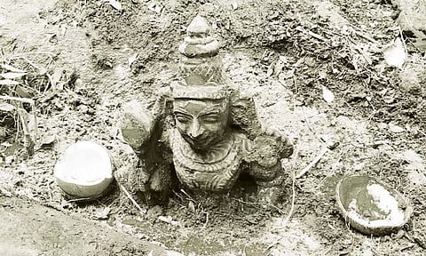 மலை மீது திடீரென தோன்றிய முருகர் சிலை... அடுத்து நடந்த டுவிஸ்ட்